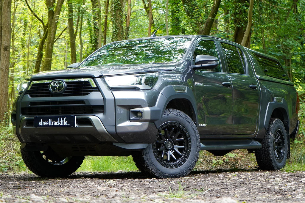 Toyota Hilux Invincible X (2016+) with 18" Magpie M-02 wheels